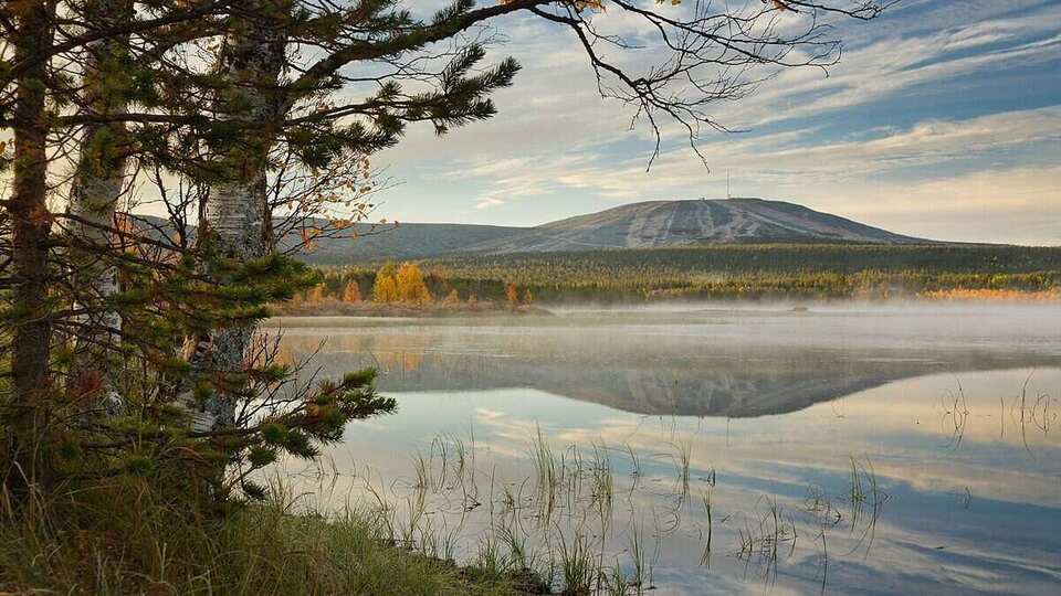 Finsk sjö med fjäll i Lappland